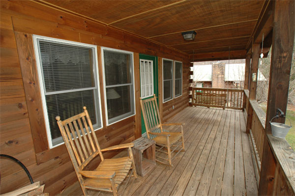 Cabin 12 “Feathered Friends” Room Image